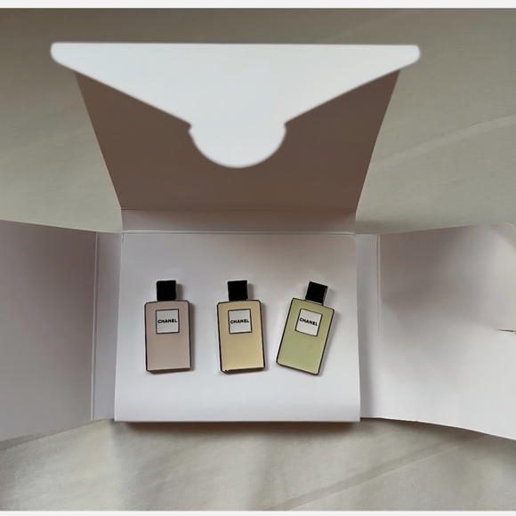 CHANEL Beaute Ltd Ed Set Of 3 Enamel Perfume Bottle Tack Pins NIB Authentic - Picture 2 of 5